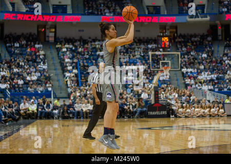 Hartford, CT, USA. Feb, 2017 4. Infirmière Kia (11) de l'Uconn Huskies pousses durant un match contre les Bearcats de Cincinnati au XL Center à Hartford, CT. Gregory Vasil/CSM/Alamy Live News Banque D'Images