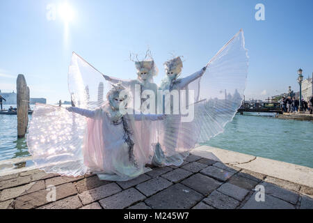 Carnaval de Venise 2018. Après l'inauguration de l'flying angel, masques posant près de la Piazza San Marco. Venise, Italie. Le 4 février 2018. Gentiane : crédit Polovina/Alamy Live News Banque D'Images