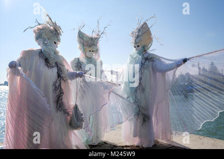 Carnaval de Venise 2018. Après l'inauguration de l'flying angel, masques posant près de la Piazza San Marco. Venise, Italie. Le 4 février 2018. Gentiane : crédit Polovina/Alamy Live News Banque D'Images