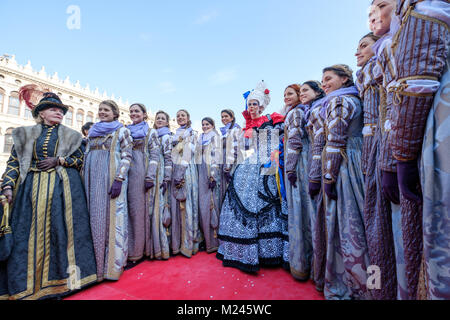 Venise, Italie. 4e Mar, 2018. Carnaval de Venise 2018. Elisa Costantini Maria de l'année 2017 et le 12 Marias de 2018. Gentiane : crédit Polovina/Alamy Live News Banque D'Images