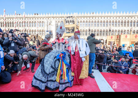 Venise, Italie. 4e Mar, 2018. Elisa Costantini Maria de l'année 2017 accompaigned par le Doge salutation à la foule sur la Piazza San Marco. Venise, Italie. Le 4 février 2018. Gentiane : crédit Polovina/Alamy Live News Banque D'Images