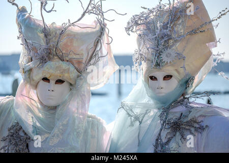 Carnaval de Venise 2018. Après l'inauguration de l'flying angel, masques posant près de la Piazza San Marco. Venise, Italie. Le 4 février 2018. Gentiane : crédit Polovina/Alamy Live News Banque D'Images