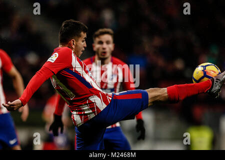 Angel Martin Correa (Atletico de Madrid) contrôle la balle La Liga match entre l'Atlético de Madrid vs Valencia CF au stade Wanda Metropolitano de Madrid, Espagne, le 4 février 2018. Más Información Gtres Crédit : Comuniación sur ligne, S.L./Alamy Live News Banque D'Images