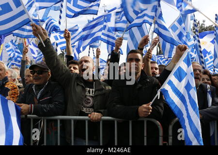 Athènes, Grèce. 4e Mar, 2018. Des manifestants grecs vu agitant leurs drapeaux nationaux pendant la manifestation.Des dizaines de milliers de Grecs font preuve dans la place Syntagma exigeant l'ARYM (Ancienne République yougoslave de Macédoine) pour arrêter d'utiliser le nom de Macédoine et de l'image d'Alexandre le Grand. Credit : Eleni Paroglou/SOPA/ZUMA/Alamy Fil Live News Banque D'Images