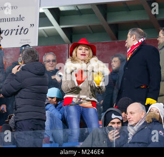 Cmapania, Naples, Italie. 4e Mar, 2018. Les partisans de Bénévent en action au cours de la Serie A italienne correspondance entre SSC Napoli et Benevento à Ciro Vigorito Stadium. Vicinanza/crédit : Ernesto SOPA/ZUMA/Alamy Fil Live News Banque D'Images