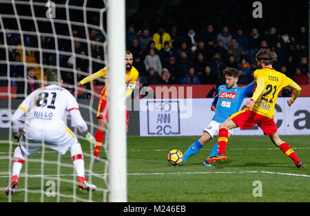 Cmapania, Naples, Italie. 4e Mar, 2018. Dries Mertens de SSC Napoli la notation 0-1 au cours de la Serie A italienne correspondance entre SSC Napoli et Benevento Calcio à Ciro Vigorito Stadium. Vicinanza/crédit : Ernesto SOPA/ZUMA/Alamy Fil Live News Banque D'Images