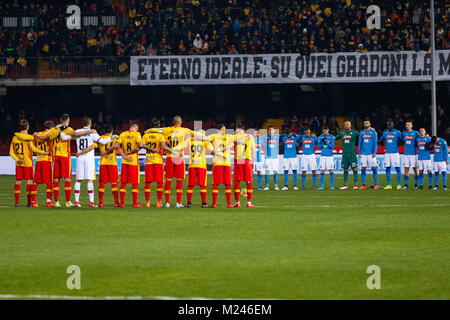 Cmapania, Naples, Italie. 4e Mar, 2018. Minute de silence pour les deux formations au cours de la Serie A italienne correspondance entre SSC Napoli et Bologne à Ciro Vigorito Stadium. Vicinanza/crédit : Ernesto SOPA/ZUMA/Alamy Fil Live News Banque D'Images