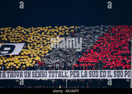 Cmapania, Naples, Italie. 4e Mar, 2018. Les partisans de Bénévent en action au cours de la Serie A italienne correspondance entre SSC Napoli et Benevento à Ciro Vigorito Stadium. Vicinanza/crédit : Ernesto SOPA/ZUMA/Alamy Fil Live News Banque D'Images