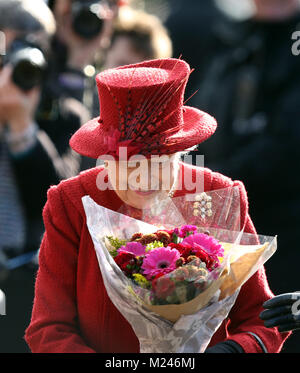 Sa Majesté la Reine Elizabeth II ressemble à un bouquet de fleurs qu'elle a reçue au cours d'une foule en public après avoir assisté au culte de dimanche matin à St Pierre et St Paul à West Newton, Norfolk, le 4 février 2018. Crédit : Paul Marriott/Alamy Live News Banque D'Images