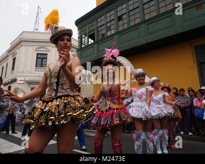 Danseuses péruviennes prendre part à la Vierge de Candelaria festival dans les rues principales du centre-ville de Lima. Populaires dans Puno, Pérou, et en Bolivie, le festival a été exporté vers la capitale du Pérou par highland les migrants et leurs descendants. Banque D'Images