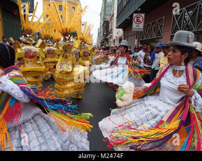 Danseuses péruviennes prendre part à la Vierge de Candelaria festival dans les rues principales du centre-ville de Lima. Populaires dans Puno, Pérou, et en Bolivie, le festival a été exporté vers la capitale du Pérou par highland les migrants et leurs descendants. Banque D'Images