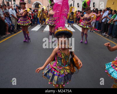 Danseuses péruviennes prendre part à la Vierge de Candelaria festival dans les rues principales du centre-ville de Lima. Populaires dans Puno, Pérou, et en Bolivie, le festival a été exporté vers la capitale du Pérou par highland les migrants et leurs descendants. Banque D'Images