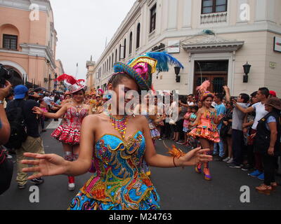 Danseuses péruviennes prendre part à la Vierge de Candelaria festival dans les rues principales du centre-ville de Lima. Populaires dans Puno, Pérou, et en Bolivie, le festival a été exporté vers la capitale du Pérou par highland les migrants et leurs descendants. Banque D'Images