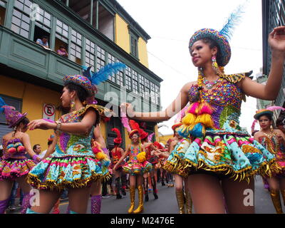 Danseuses péruviennes prendre part à la Vierge de Candelaria festival dans les rues principales du centre-ville de Lima. Populaires dans Puno, Pérou, et en Bolivie, le festival a été exporté vers la capitale du Pérou par highland les migrants et leurs descendants. Banque D'Images