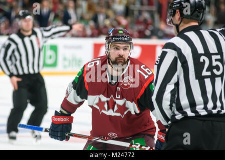 Riga, Lettonie. 4e Février, 2018.. Kaspars Daugavins, au cours de pré-tournoi match entre le Canada et l'équipe nationale de hockey sur glace de hockey sur glace de l'équipe de Lettonie à Riga Arena. Credit : Gints Ivuskans/Alamy Live News Banque D'Images