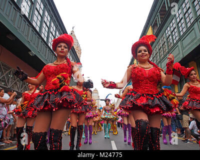 Danseuses péruviennes prendre part à la Vierge de Candelaria festival dans les rues principales du centre-ville de Lima. Populaires dans Puno, Pérou, et en Bolivie, le festival a été exporté vers la capitale du Pérou par highland les migrants et leurs descendants. Banque D'Images