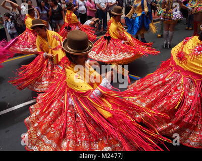 Danseuses péruviennes prendre part à la Vierge de Candelaria festival dans les rues principales du centre-ville de Lima. Populaires dans Puno, Pérou, et en Bolivie, le festival a été exporté vers la capitale du Pérou par highland les migrants et leurs descendants. Banque D'Images