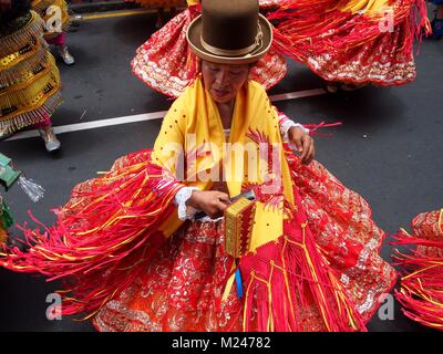 Danseuses péruviennes prendre part à la Vierge de Candelaria festival dans les rues principales du centre-ville de Lima. Populaires dans Puno, Pérou, et en Bolivie, le festival a été exporté vers la capitale du Pérou par highland les migrants et leurs descendants. Banque D'Images