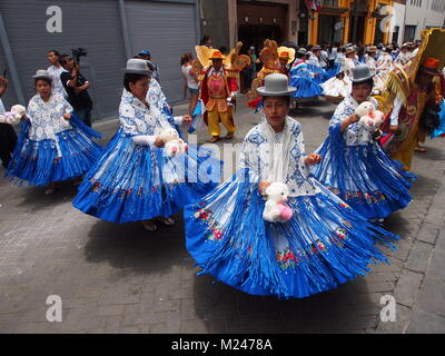 Danseuses péruviennes prendre part à la Vierge de Candelaria festival dans les rues principales du centre-ville de Lima. Populaires dans Puno, Pérou, et en Bolivie, le festival a été exporté vers la capitale du Pérou par highland les migrants et leurs descendants. Banque D'Images