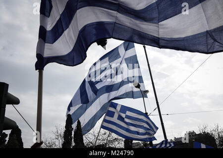 Athènes, Grèce. 4e Mar, 2018. Le drapeau de la Grèce vus en vol pendant la manifestation.Des milliers de manifestants sont descendus dans la rue d'Athènes pour la ''Macédoine est Grec'' manifestation pour protester contre leur voisin du nord pays (ARYM) utilisent le terme de Macédoine à nommer leur pays. Credit : Nikolas Joao/Kokovlis SOPA/ZUMA/Alamy Fil Live News Banque D'Images