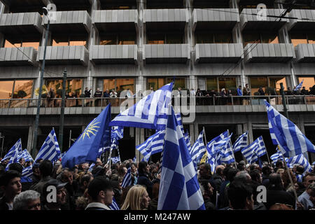 Athènes, Grèce. 4e Mar, 2018. Les manifestants tenir le drapeau grec lors de la manifestation. Des milliers de manifestants sont descendus dans la rue d'Athènes pour la ''Macédoine est Grec'' manifestation pour protester contre leur voisin du nord pays (ARYM) utilisent le terme de Macédoine à nommer leur pays. Credit : Nikolas Joao/Kokovlis SOPA/ZUMA/Alamy Fil Live News Banque D'Images