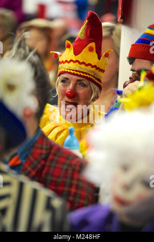 Une femme écoute clown au service au cours de la 72e assemblée annuelle de l'Église au service de clown Grimaldi All Saints' Church Bay View, Hackney, Londres, Royaume-Uni. Le service, qui a été une tradition annuelle depuis 1946, est conservé dans la mémoire de Joseph Clown 'Joey' Grimaldi (1778-1837), le plus célèbre clown anglais qui est né et a joué dans Londres. L'unique service de l'église a lieu le premier dimanche de chaque mois de février et une couronne est posée en l'honneur de Grimaldi. Banque D'Images