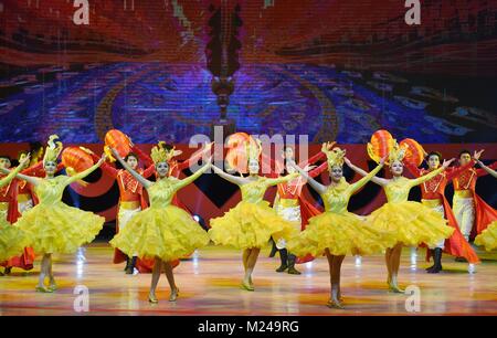 Hong Kong, Chine. 4e Mar, 2018. Les interprètes dansent lors d'un gala du printemps qui s'est tenue à Hong Kong, Chine du Sud, 4 février 2018. Credit : Wang Shen/Xinhua/Alamy Live News Banque D'Images