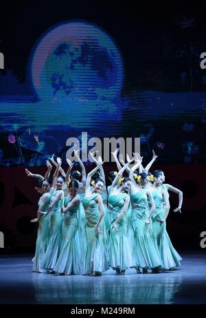 Hong Kong, Chine. 4e Mar, 2018. Les interprètes dansent lors d'un gala du printemps qui s'est tenue à Hong Kong, Chine du Sud, 4 février 2018. Credit : Wang Shen/Xinhua/Alamy Live News Banque D'Images