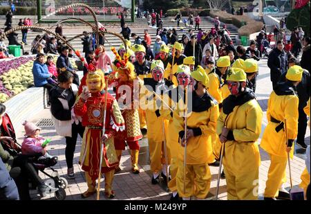 Zhengzhou, Zhengzhou, Chine. 3, 2018. Zhengzhou, Chine, 3e Février 2018 : les acteurs en costumes de Monkey King à Zhengzhou, province du Henan en Chine centrale. Crédit : SIPA Asie/ZUMA/Alamy Fil Live News Banque D'Images