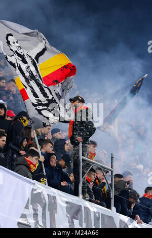 Naples, Campanie, Italie. 4e Mar, 2018. Bénévent Football fans, soutenir leur équipe au cours de la Serie A italienne correspondance entre SSC Napoli et Bologne à Ciro Vigorito Stadium. Vicinanza/crédit : Ernesto SOPA/ZUMA/Alamy Fil Live News Banque D'Images