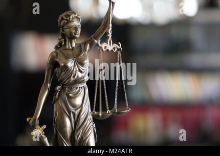 Statue de la Justice avec des échelles en avocat office. Des conseils juridiques, droit et justice concept Banque D'Images