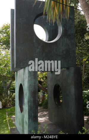 Four-Square (Promenade à travers) sculpture en bronze à la Barbara Hepworth museum de St Ives, Cornwall. Banque D'Images