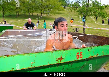 OVIEDO, ESPAGNE - 9 mai : Storm Race, un parcours extrême en mai 9, 2015 à Oviedo, Espagne. Runner dans le récipient d'eau glacée. Banque D'Images