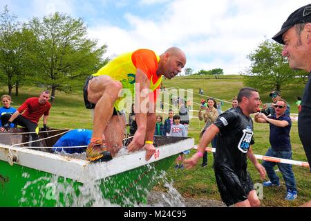 OVIEDO, ESPAGNE - 9 mai : Storm Race, un parcours extrême en mai 9, 2015 à Oviedo, Espagne. Runner dans le récipient d'eau glacée. Banque D'Images