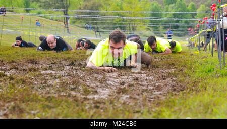 OVIEDO, ESPAGNE - 9 mai : Storm Race, un parcours extrême en mai 9, 2015 à Oviedo, Espagne. Porteur rampé sous les barbelés. Banque D'Images