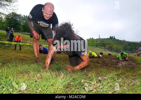 OVIEDO, ESPAGNE - 9 mai : Storm Race, un parcours extrême en mai 9, 2015 à Oviedo, Espagne. Porteur rampé sous les barbelés. Banque D'Images