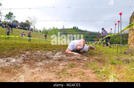 OVIEDO, ESPAGNE - 9 mai : Storm Race, un parcours extrême en mai 9, 2015 à Oviedo, Espagne. Runner rampé sous les barbelés. Banque D'Images