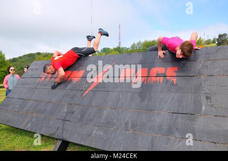 OVIEDO, ESPAGNE - 9 mai : Storm Race, un parcours extrême en mai 9, 2015 à Oviedo, Espagne. Saut d'un mur porteur en bois. Banque D'Images