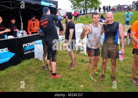 OVIEDO, ESPAGNE - 9 mai : Storm Race, un parcours extrême en mai 9, 2015 à Oviedo, Espagne. Coureurs avec leurs médailles célébrant la finition ext Banque D'Images