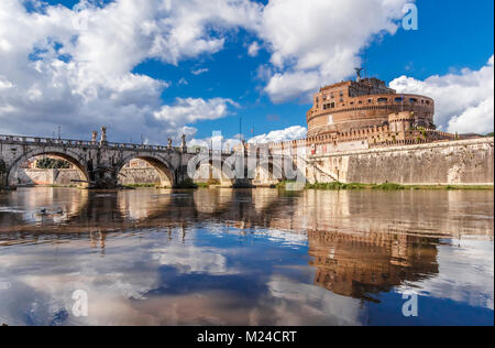 Château Saint Ange, également connu sous le mausolée d'Hadrien au coucher du soleil, Rome, Italie, Europe. Ancienne Rome tombeau de l'empereur Hadrien. Banque D'Images