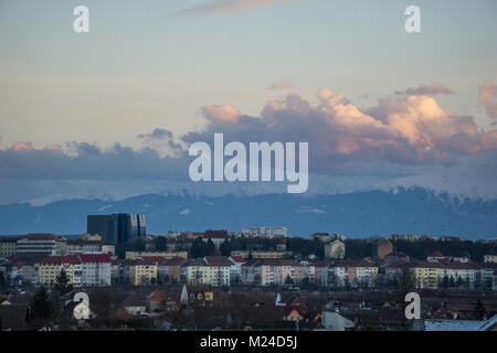 Panorama de la ville de Sibiu, Roumanie avec les montagnes des Carpates à l'arrière-plan Banque D'Images