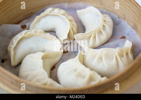 Bateau à vapeur de bambou boulettes en chinois. Raviolis chinois sont parmi les plus typiques de la nourriture en Chine Banque D'Images