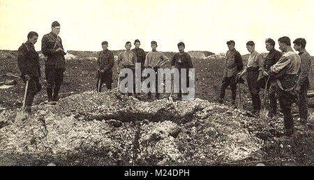 Première Guerre mondiale (1914-1918) alias la Grande Guerre ou Première Guerre mondiale - la guerre des tranchées de la PREMIÈRE GUERRE MONDIALE - un champ de bataille enterrement - soldats britanniques enterrent leurs camarades à l'avant (photographies imprimées) Banque D'Images