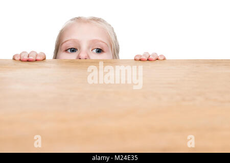 L'enfant a de sous la table Banque D'Images