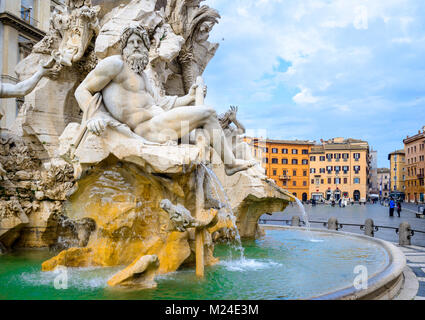 La Piazza Navona et la fontaine de la rivière Quatre par Bernini le matin,Rome,Italie. Rome Piazza Navona est l'une des principales attractions de Rome et l'Italie Banque D'Images