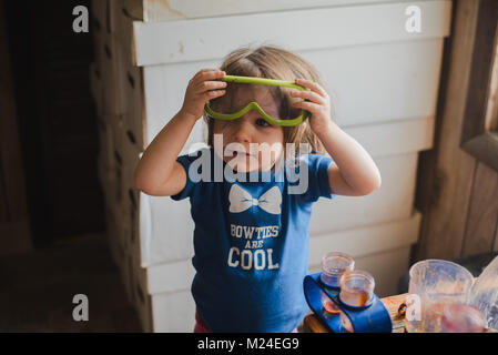 A 3 ans bébé fille travaille avec de l'équipement expérience scientifique Banque D'Images