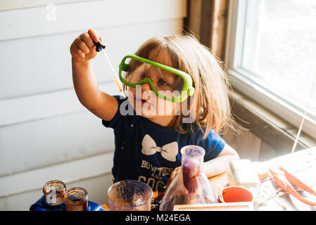 A 3 ans bébé fille travaille avec de l'équipement expérience scientifique Banque D'Images