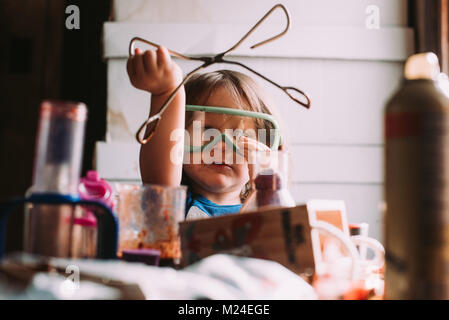 A 3 ans bébé fille travaille avec de l'équipement expérience scientifique Banque D'Images