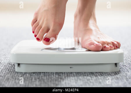 Close-up of a Woman's feet on balance sur le tapis Banque D'Images