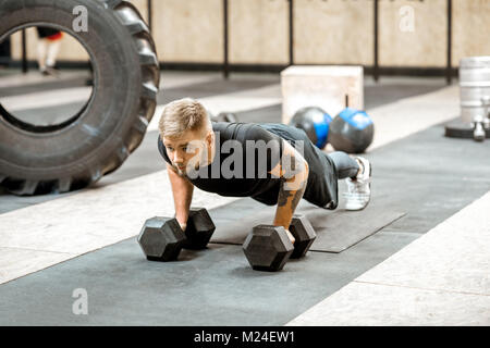 Man pushing up dans la salle de sport Banque D'Images